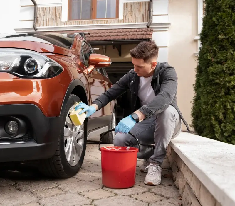 Lavage auto à domicile Paris 7eme : professionnel intervenant sur un véhicule